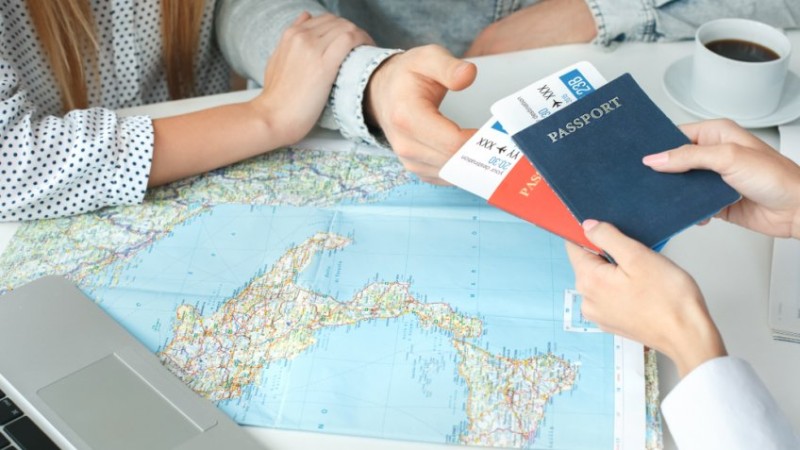 Səyahətə çıxanda pulu nağd, yoxsa kartda aparmalı?